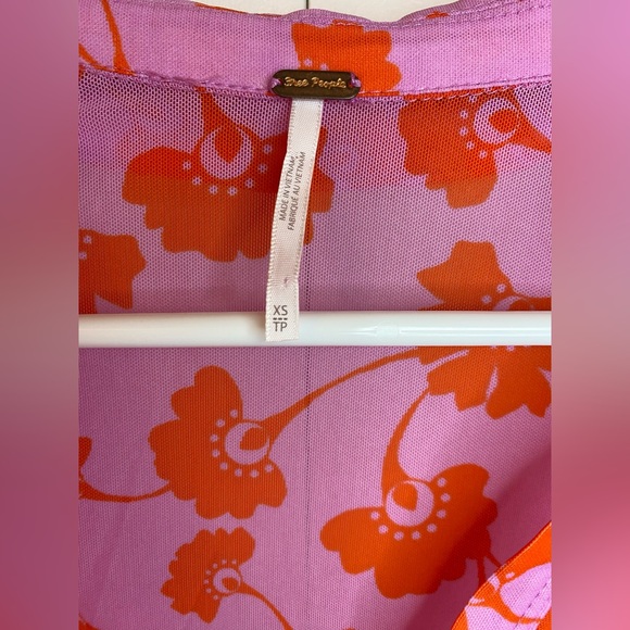 😍 Free People Lucky Shirtee Pink and Red Floral Button-Down Shirt NWOT! Ptp16-18 - Picture 4 of 5